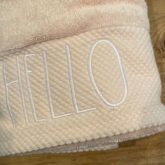 NWT Rae Dunn Set of 2 Hello Spring Bath Hand Towels Pink White Embroidered - Picture 3 of 4
